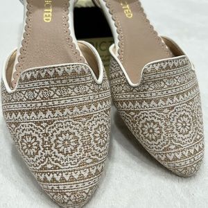 Restricted Glenview Flats Tan/White in size 7
